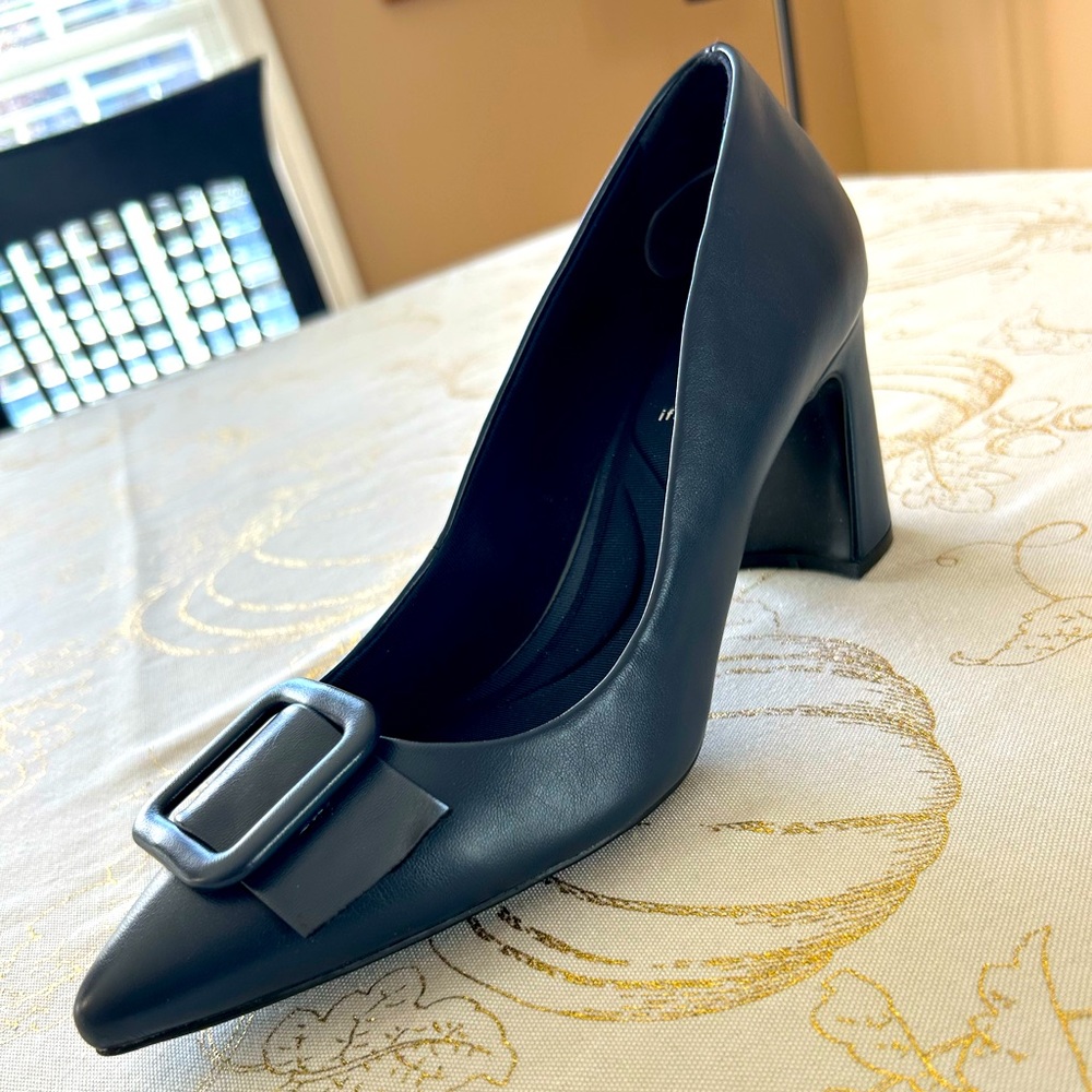 Anne Klein Size 9 navy pumps, 3” heel